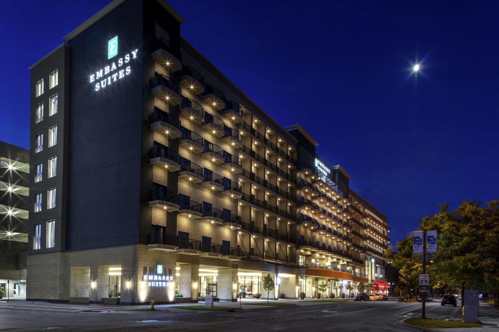 Embassy Suites By Hilton Grand Rapids Downtown Exterior foto